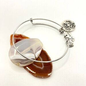 NWOT Shamrock Charms Expandable Silvertone Bracelet St. Patrick's Day